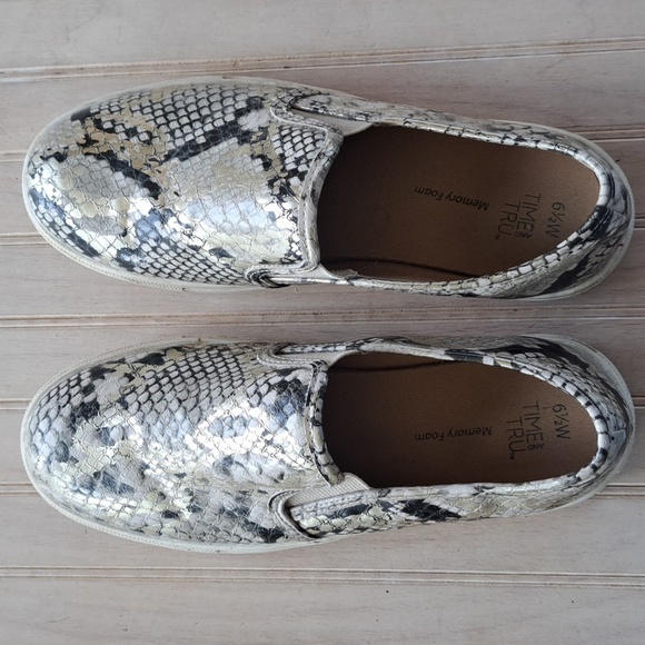 Time and Tru Girl Animal Print Gold Shiny Slip On Sneakers - Picture 1 of 9